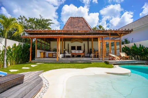 Property building, Patio, Spring, Day, Natural landscape, Garden, Garden view, Pool view, Swimming pool, sunbed