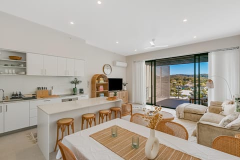 TV and multimedia, Kitchen or kitchenette, Living room, Seating area, Dining area, pet friendly, stove