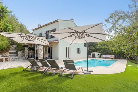 Property building, Patio, Day, Garden, Garden view, Pool view, Swimming pool, sunbed