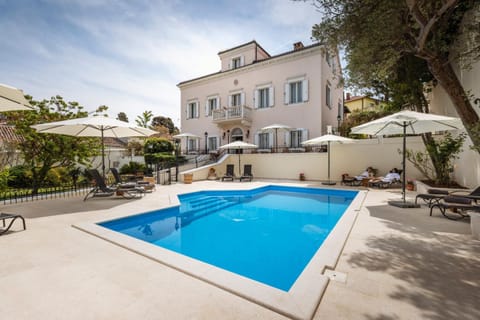 Property building, Day, Pool view, Swimming pool, Swimming pool, sunbed