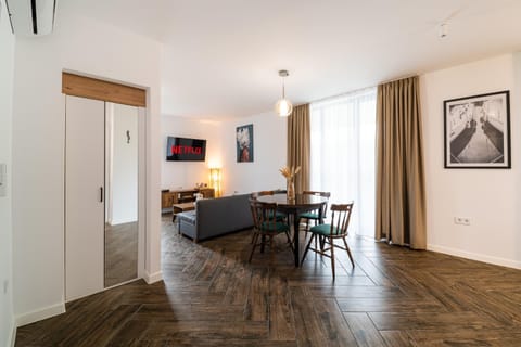 TV and multimedia, Living room, Seating area, Dining area