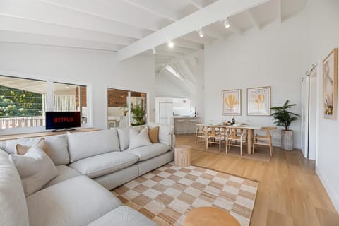 TV and multimedia, Living room, Dining area, air conditioner