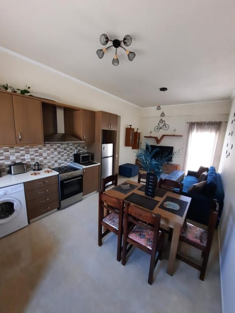 Kitchen or kitchenette, Living room, Dining area, minibar, oven, stove