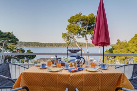 Day, Natural landscape, View (from property/room), Balcony/Terrace, Food and drinks, Dining area, Food, Sea view, Drinks