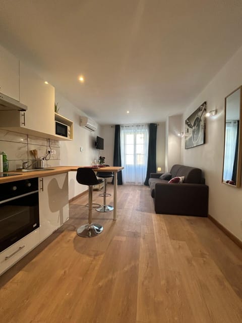 Kitchen or kitchenette, Living room, Seating area, Dining area, minibar, pet friendly, stove