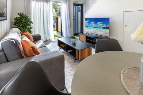 Facade/entrance, TV and multimedia, Living room, Decorative detail, Seating area, Dining area, Evening entertainment, Garden view