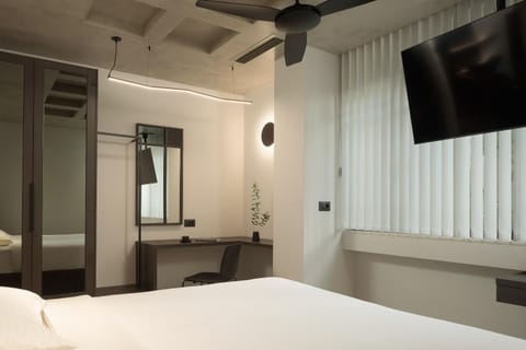 Bed, TV and multimedia, Bedroom, fireplace