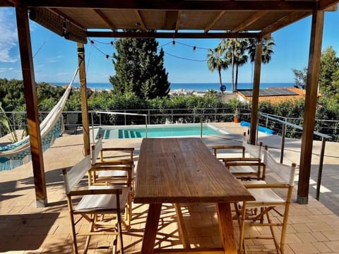 Day, Balcony/Terrace, Dining area, Pool view, Sea view, Swimming pool