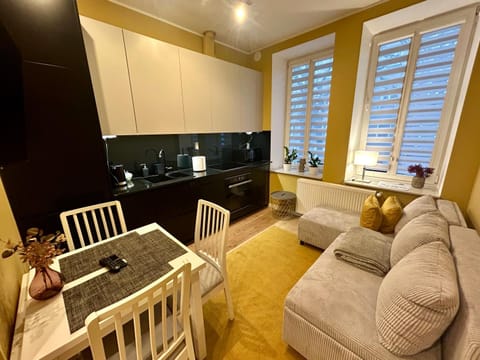 Kitchen or kitchenette, Living room, Seating area, Dining area, stove