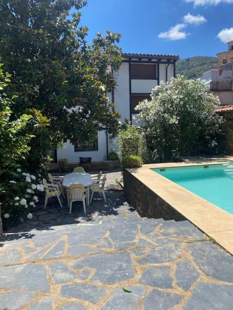 Garden, Swimming pool, Swimming pool