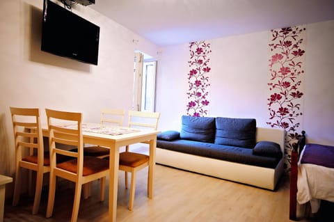 Seating area, Dining area