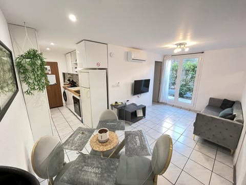 TV and multimedia, Kitchen or kitchenette, Living room, Dining area, air conditioner