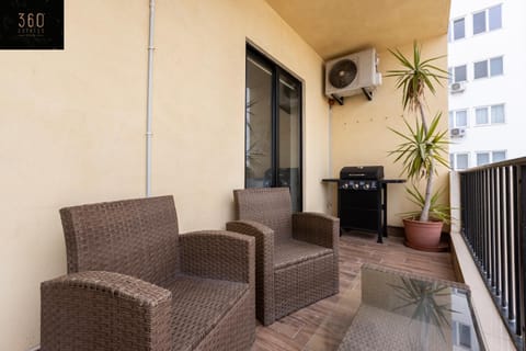 Patio, Communal lounge/ TV room, View (from property/room), Balcony/Terrace, Living room, Seating area, Evening entertainment, air conditioner