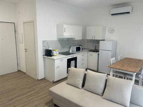 Kitchen or kitchenette, Living room, Seating area, Dining area, minibar, pet friendly, stove, toaster, air conditioner