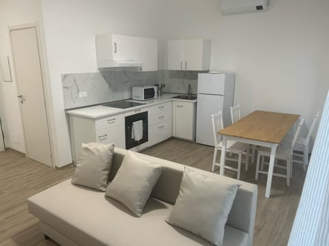 Kitchen or kitchenette, Living room, Seating area, Dining area, minibar, pet friendly, stove