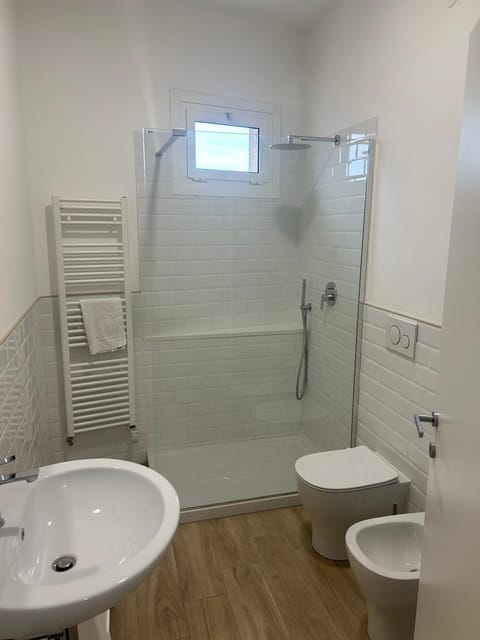 Shower, Toilet, Bathroom, bidet, towels