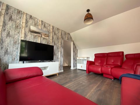 Communal lounge/ TV room, TV and multimedia, Living room, Seating area, Evening entertainment