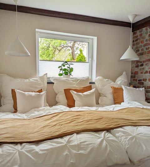 Bed, Living room, Bedroom