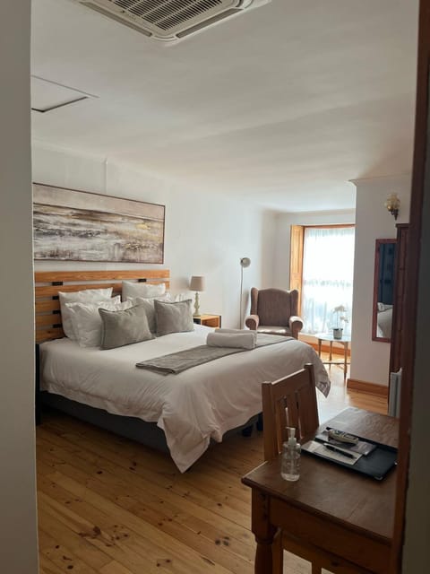 Bed, Seating area, Bedroom