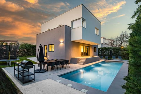 Property building, Garden view, Pool view, Swimming pool