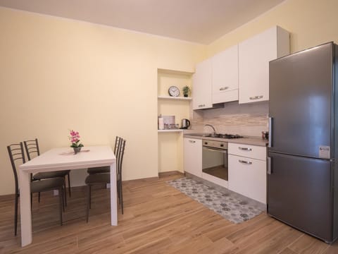 Kitchen or kitchenette, Dining area, pet friendly, stove