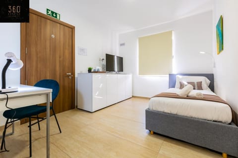 TV and multimedia, Kitchen or kitchenette, Living room, Seating area, hair dresser