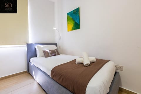 Photo of the whole room, towels