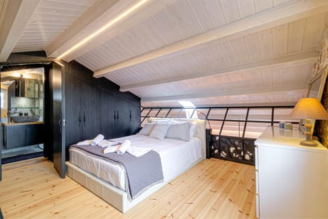 Bed, Bathroom, Photo of the whole room, Bedroom, towels, wardrobe