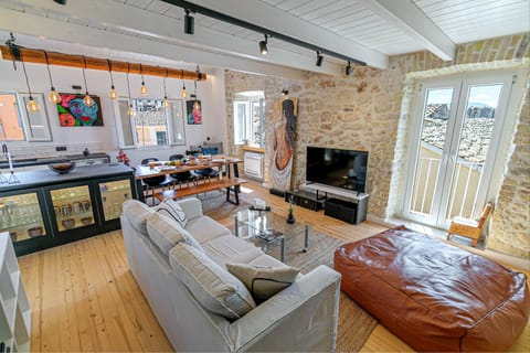 TV and multimedia, Kitchen or kitchenette, Living room, Seating area, Dining area