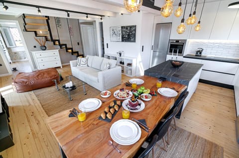 Kitchen or kitchenette, Living room, Food and drinks, Seating area, Dining area, pet friendly