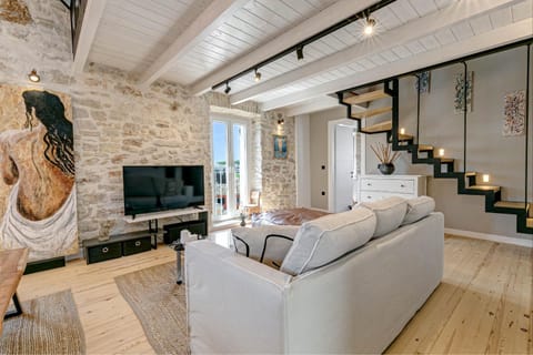 Day, TV and multimedia, Living room, Seating area