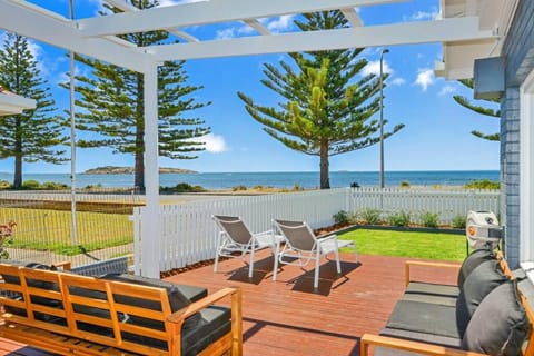 View (from property/room), Seating area, Sea view, sunbed