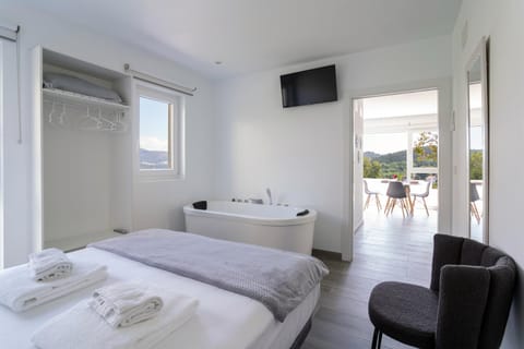 Bed, Photo of the whole room, Bedroom, Bath, towels