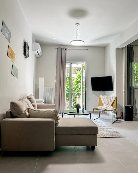 Communal lounge/ TV room, TV and multimedia, Living room, Seating area, Evening entertainment, internet