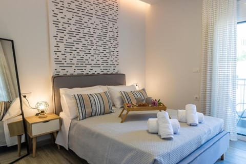 Bed, Photo of the whole room, Seating area, Bedroom