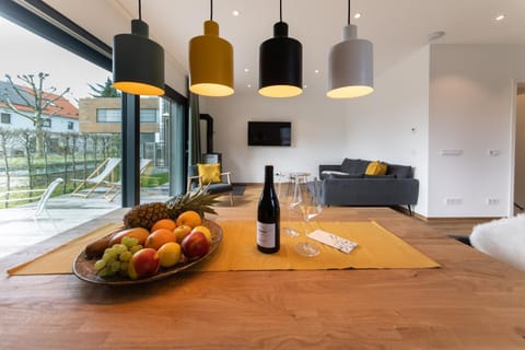 Living room, Food and drinks, Seating area, Dining area