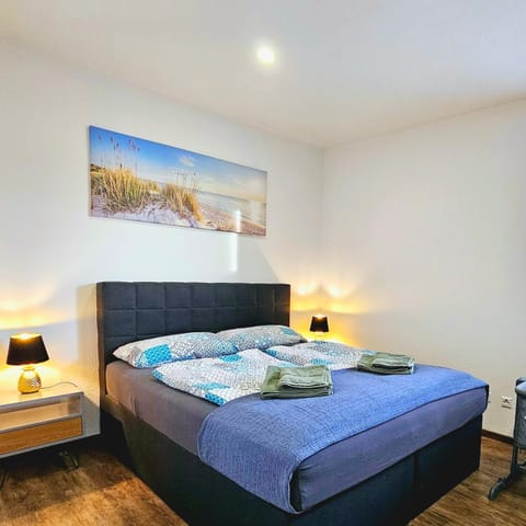 Bed, Bedroom, towels