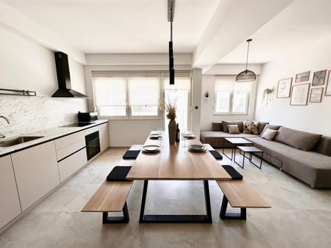 Kitchen or kitchenette, Living room, Seating area, Dining area