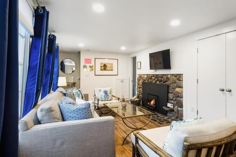 Hummingbird Cottage-MCA #50070 House in Manzanita