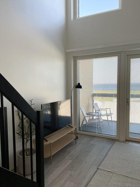 TV and multimedia, View (from property/room), Balcony/Terrace, Lake view