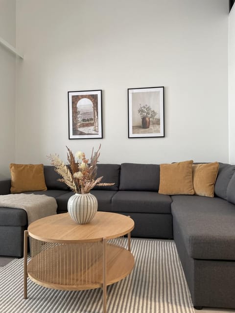 Bed, Decorative detail, Seating area, hair dresser