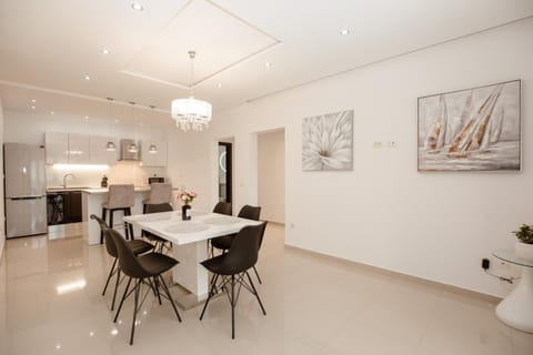 Kitchen or kitchenette, Living room, Seating area, Dining area, minibar, pet friendly, stove