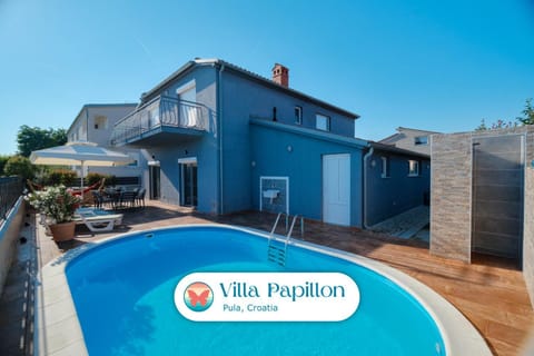 Shower, Property building, Balcony/Terrace, Seating area, Swimming pool, sunbed