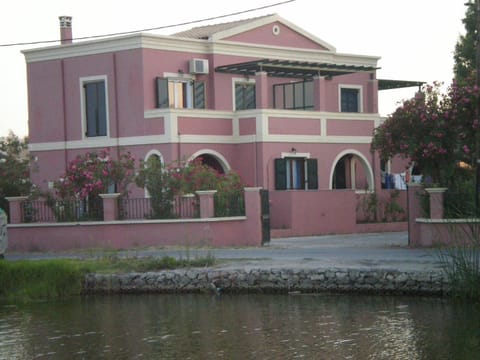 Facade/entrance, Area and facilities