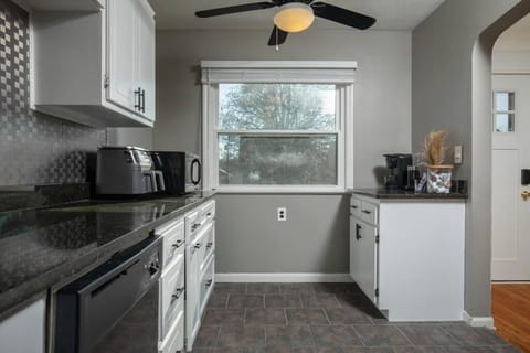 Parma Home w/ Hot Tub and Arcade room! House in Parma