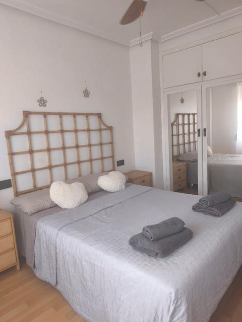 Bed, Bedroom, towels