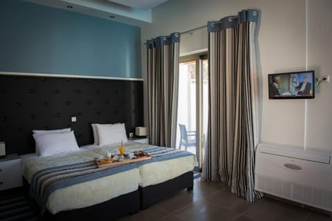 Bed, TV and multimedia, Photo of the whole room, Bedroom, Food