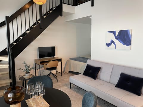 Bed, Photo of the whole room, Seating area, Dining area