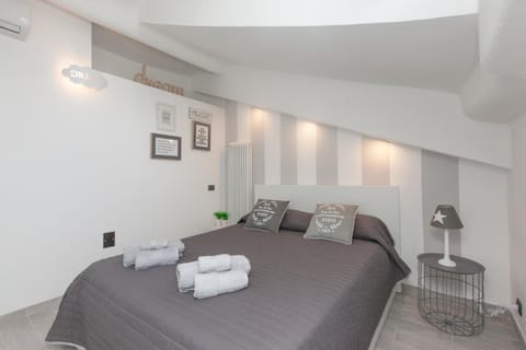 Bed, Photo of the whole room, Bedroom, towels, air conditioner