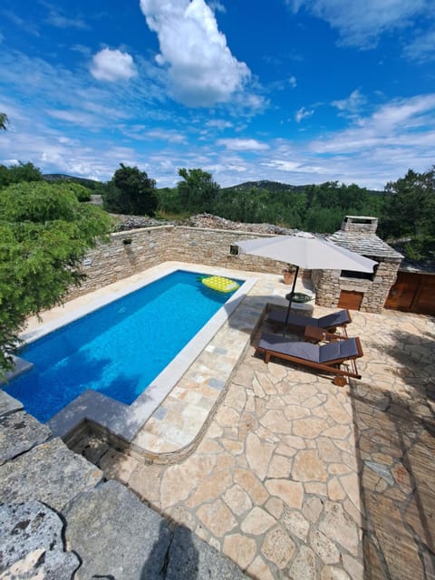 Patio, Day, Natural landscape, Mountain view, Pool view, Swimming pool, Swimming pool, sunbed